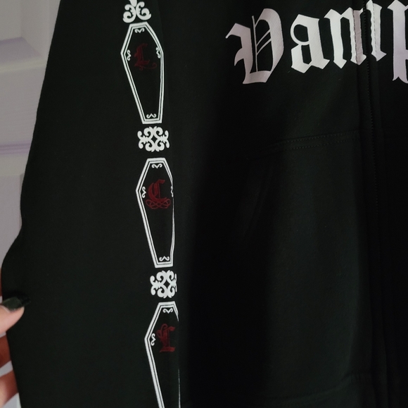 Hot Topic - Interview with the Vampire - Black and Red Graphic Hoodie L - Picture 4 of 7
